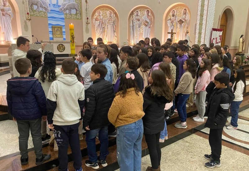 Via Lucis, entrega do terço e missa explicada nas atividades da Catequese