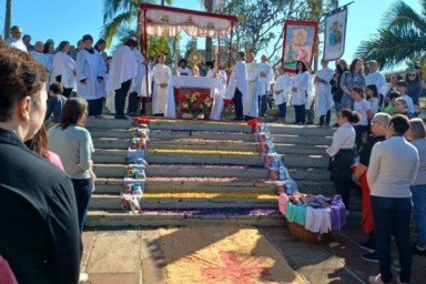 Sem tapetes, celebração de Corpus Christi será voltada para vítimas das enchentes